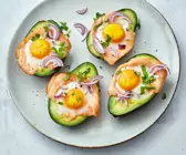 Avocado mit Lachs und Eiern