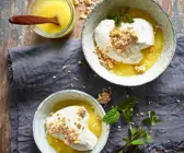 Mangocreme mit Joghurt und Amaranth-Crunchy