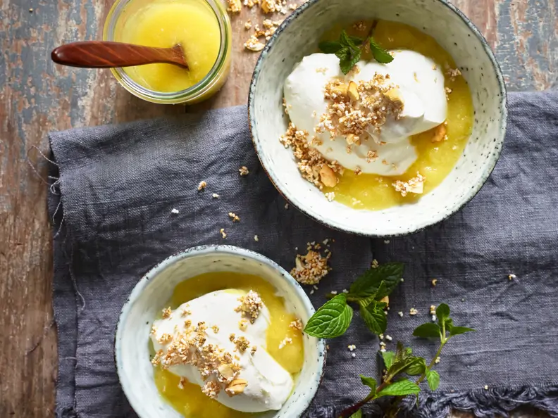 Mangocreme mit Joghurt und Amaranth-Crunchy
