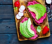 Roggenbrote mit Avocado und Rote-Bete-Aufstrich