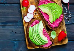 Roggenbrote mit Avocado und Rote-Bete-Aufstrich