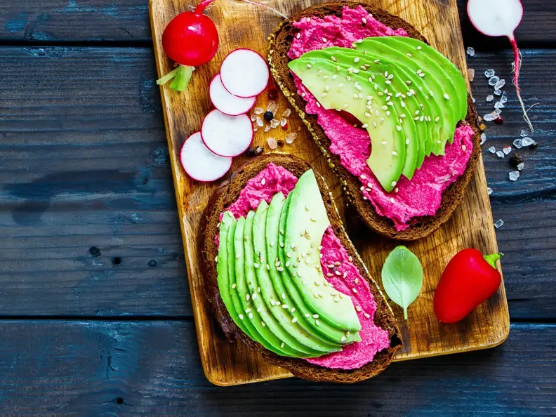 Roggenbrote mit Avocado und Rote-Bete-Aufstrich