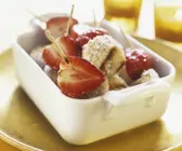Gegrillte Bananen-Erdbeerspieße mit Kokos