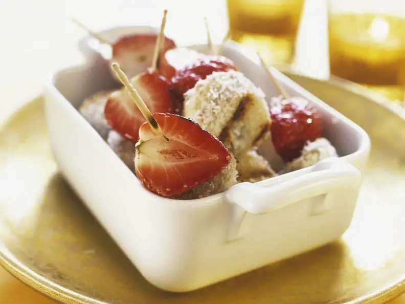 Gegrillte Bananen-Erdbeerspieße mit Kokos