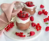 Chia-Schokoladenmousse mit Himbeerspiegel