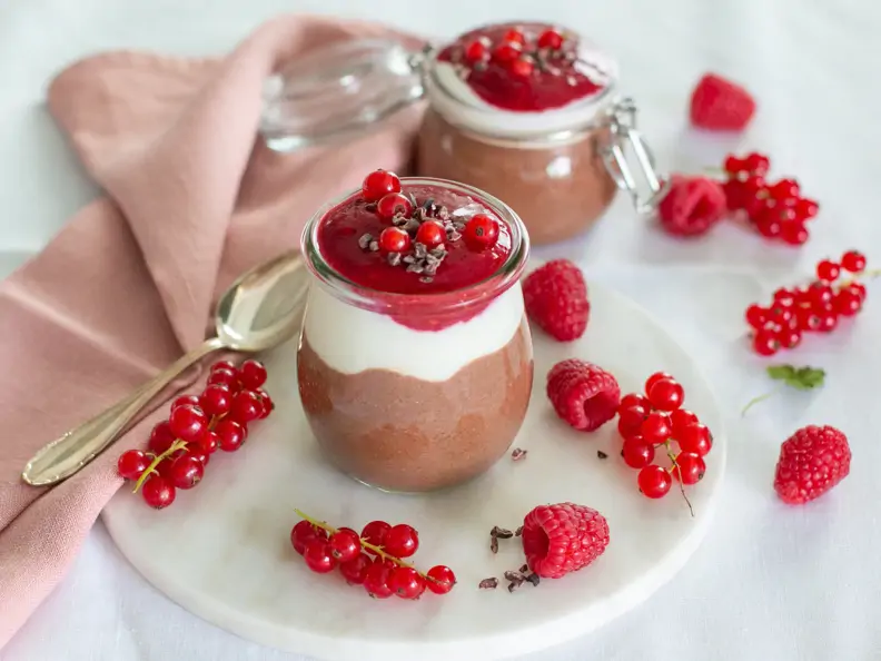 Chia-Schokoladenmousse mit Himbeerspiegel
