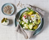 Bowl mit Kartoffeln, Gurken, Avocado und Feta