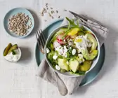Bowl mit Kartoffeln, Gurken, Avocado und Feta