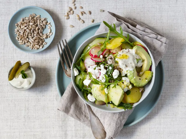 Bowl mit Kartoffeln, Gurken, Avocado und Feta