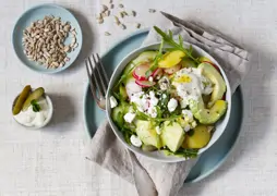 Bowl mit Kartoffeln, Gurken, Avocado und Feta