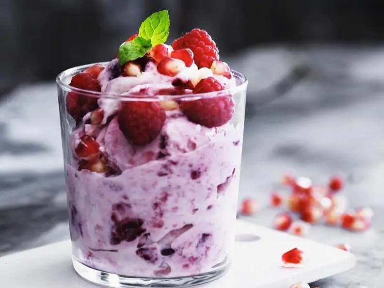 Cremiger Joghurt mit Beeren