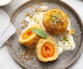 Marillenknödel mit Gewürzbröseln und Mohnsahne