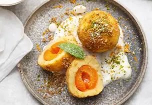 Marillenknödel mit Gewürzbröseln und Mohnsahne