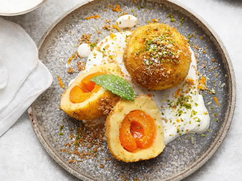 Marillenknödel mit Gewürzbröseln und Mohnsahne