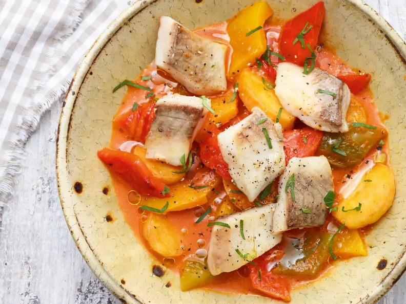 Karpfen auf Paprika-Kartoffel-Gulasch