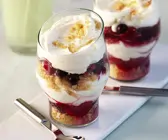 Sahne-Schichtdessert mit Früchten und Amaretti