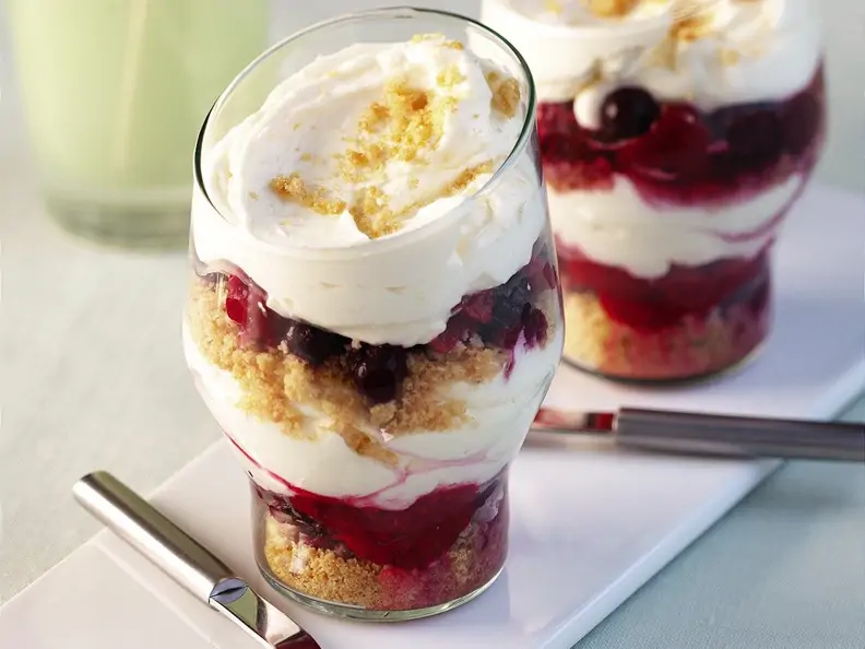 Sahne-Schichtdessert mit Früchten und Amaretti