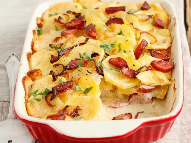 Kartoffelauflauf mit Cabanossi und Zwiebeln