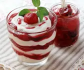 Leuchtturm-Becher (Quark-Marmeladen-Dessert)