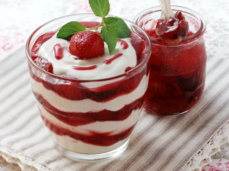 Leuchtturm-Becher (Quark-Marmeladen-Dessert)