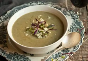Brokkolicremesuppe mit Käse