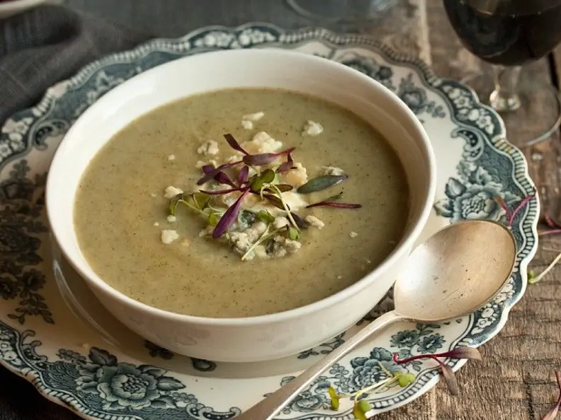 Brokkolicremesuppe mit Käse