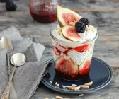 Chia-Mohn-Pudding mit Obst und Joghurt