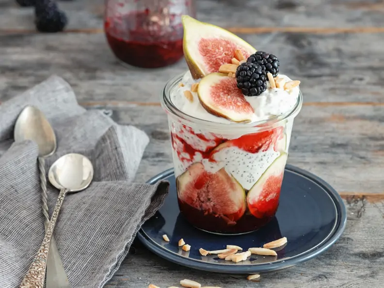 Chia-Mohn-Pudding mit Obst und Joghurt