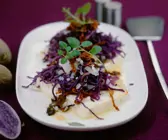 Schafskäse mit blauen Kartoffeln