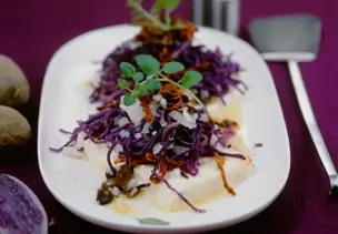 Schafskäse mit blauen Kartoffeln