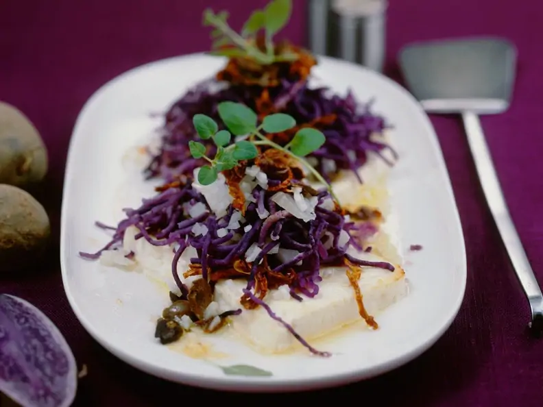 Schafskäse mit blauen Kartoffeln