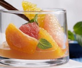 Low-Carb-Obstsalat aus Zitrusfrüchten