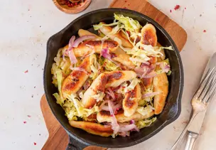 Schupfnudeln mit gebratenem Spitzkohl und roten Zwiebeln