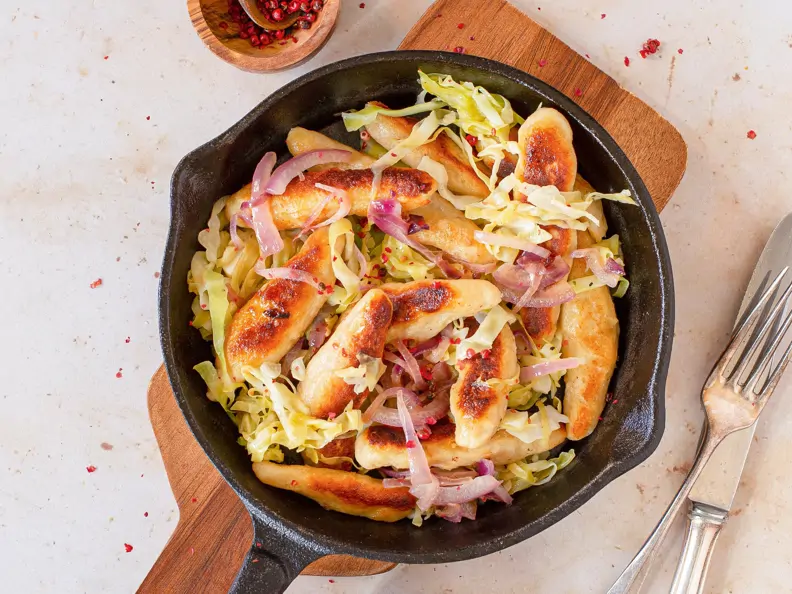 Schupfnudeln mit gebratenem Spitzkohl und roten Zwiebeln