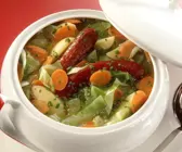 Deftige Gemüsesuppe mit Knoblauchwurst