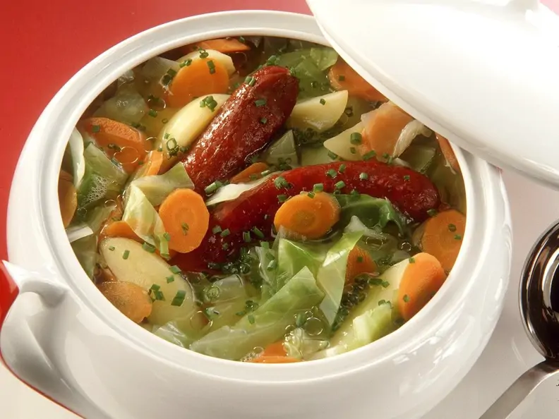 Deftige Gemüsesuppe mit Knoblauchwurst