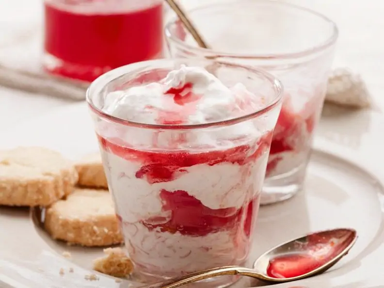 Rhabarberkompott mit Vanillejoghurt