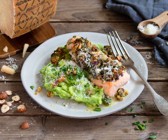 Lachs mit Kräuter-Grana-Padano-Kruste auf Erbsen-Kartoffelpüree