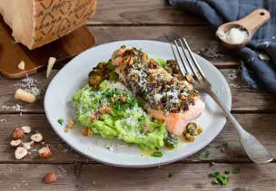 Lachs mit Kräuter-Grana-Padano-Kruste auf Erbsen-Kartoffelpüree