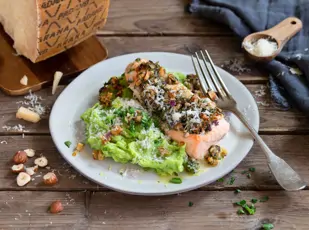 Lachs mit Kräuter-Grana-Padano-Kruste auf Erbsen-Kartoffelpüree