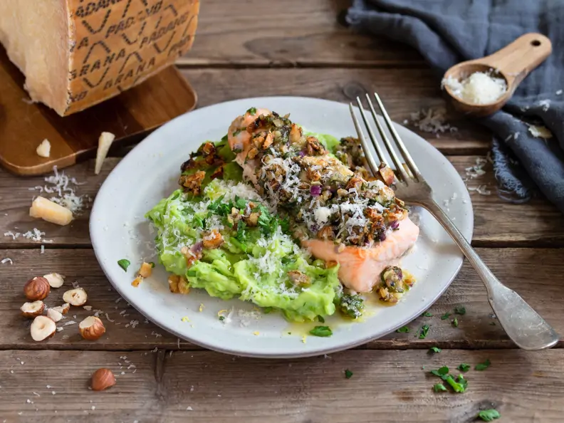 Lachs mit Kräuter-Grana-Padano-Kruste auf Erbsen-Kartoffelpüree