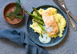 Lachsfilet mit Dill-Buttermilch-Sauce, grünem Spargel und Kartoffel-Senf-Püree