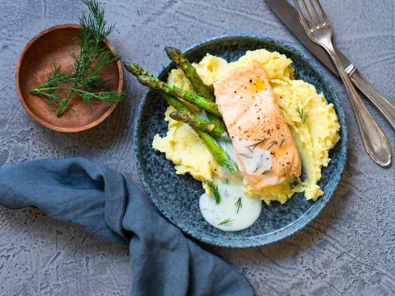 Lachsfilet mit Dill-Buttermilch-Sauce, grünem Spargel und Kartoffel-Senf-Püree