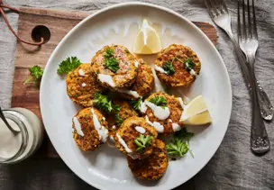 Möhrenpuffer mit Zitronen-Tahini-Dressing