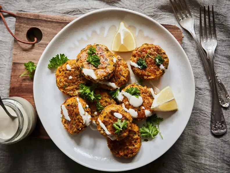 Möhrenpuffer mit Zitronen-Tahini-Dressing