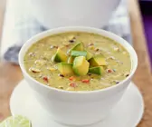 Schnelle Gemüsesuppe mit Avocado
