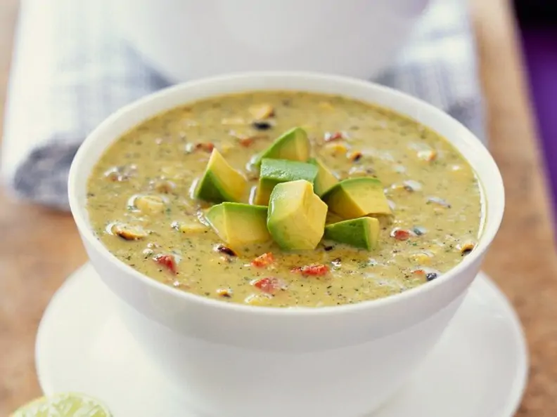 Schnelle Gemüsesuppe mit Avocado
