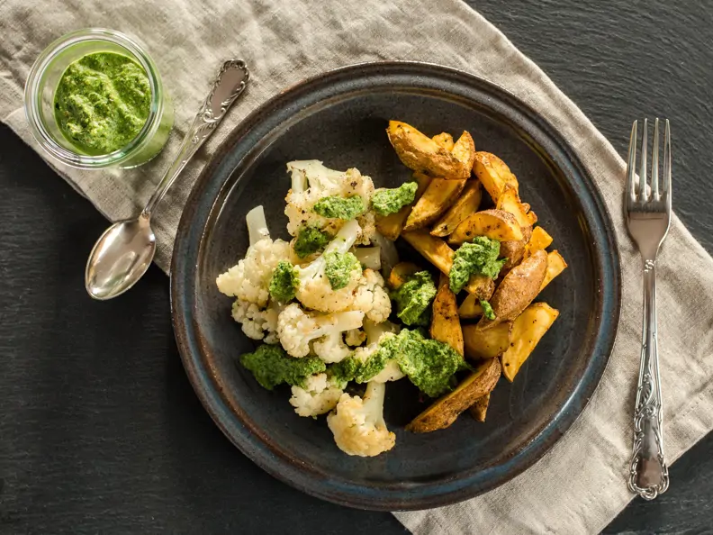 Kartoffeln und Blumenkohl aus dem Ofen mit Bärlauch-Pesto