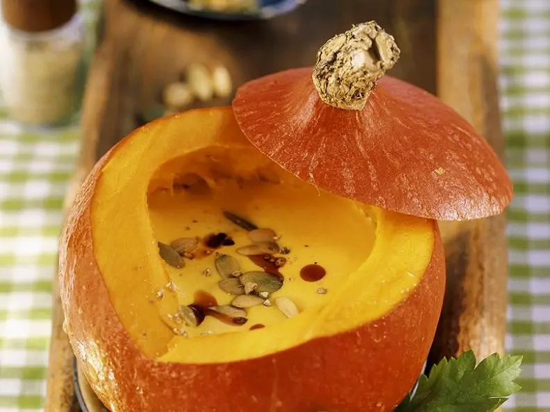 Kürbiscremesuppe mit gerösteten Kürbiskernen