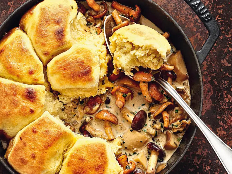 Kartoffelbuchteln auf Pilzragout